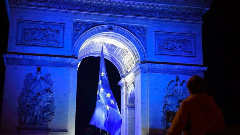 Скандал в Париж! Свалиха знамето на ЕС от Триумфалната арка | StandartNews.com