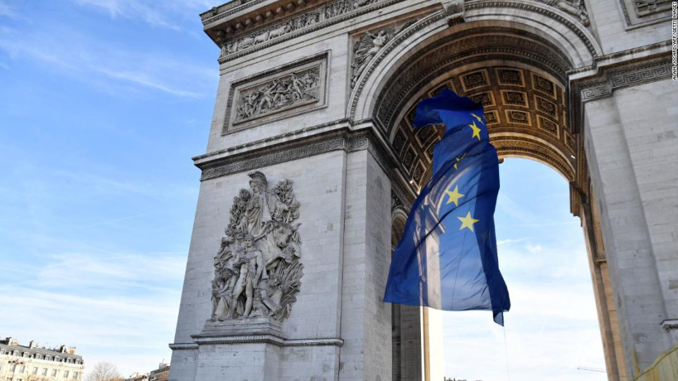 Огромен скандал! Защо свалиха знамето на ЕС от Триумфалната арка | StandartNews.com