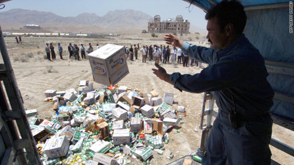 Варварщина! Талибани изляха 3 тона алкохол в канала | StandartNews.com