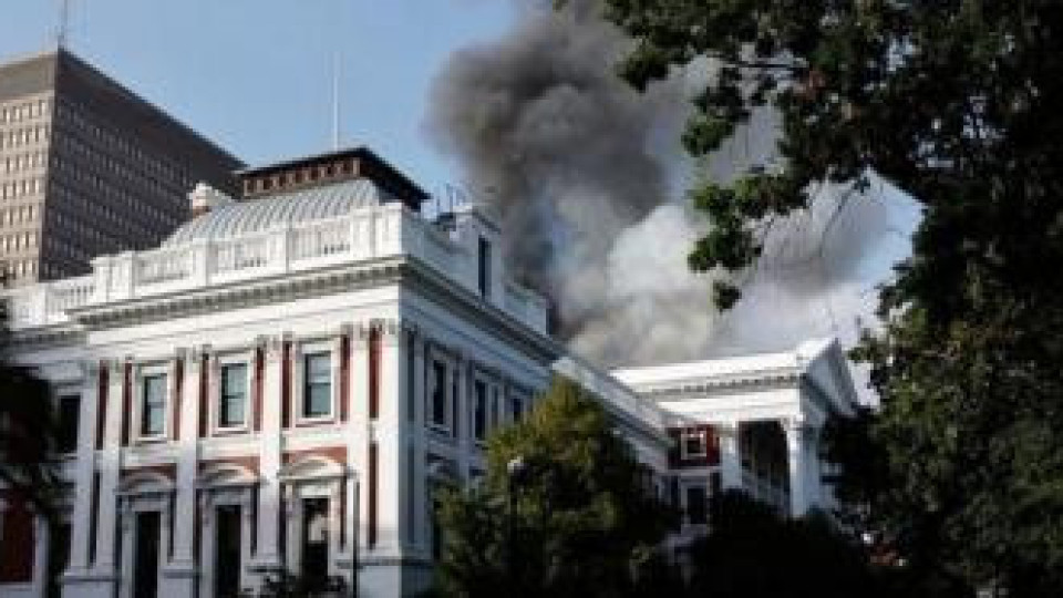 Ето кой запали парламента в Южна Африка | StandartNews.com