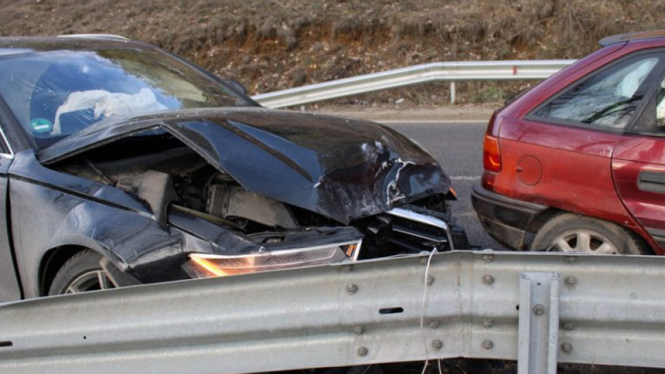 Тежка катастрофа край Разлог, режат кола да извадят затисната жена | StandartNews.com