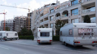 Какво става в Ахелой? Има ли нашествие на германски антиваксъри?