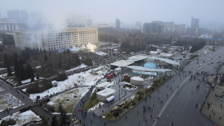 Казахстан пред война: Президентството гори, убити са полицаи ВИДЕО