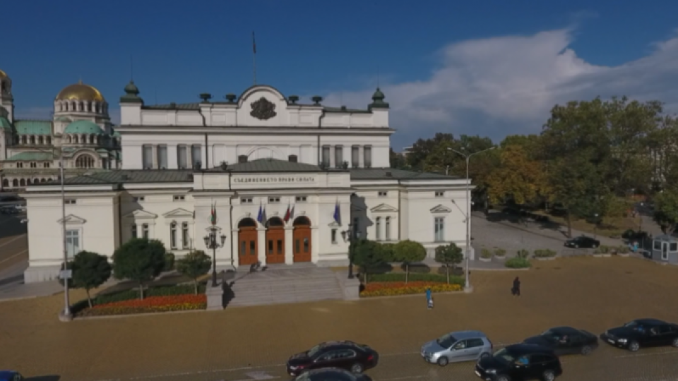 Депутат иска премахване на парламентарния паркинг: Идвайте с метро | StandartNews.com