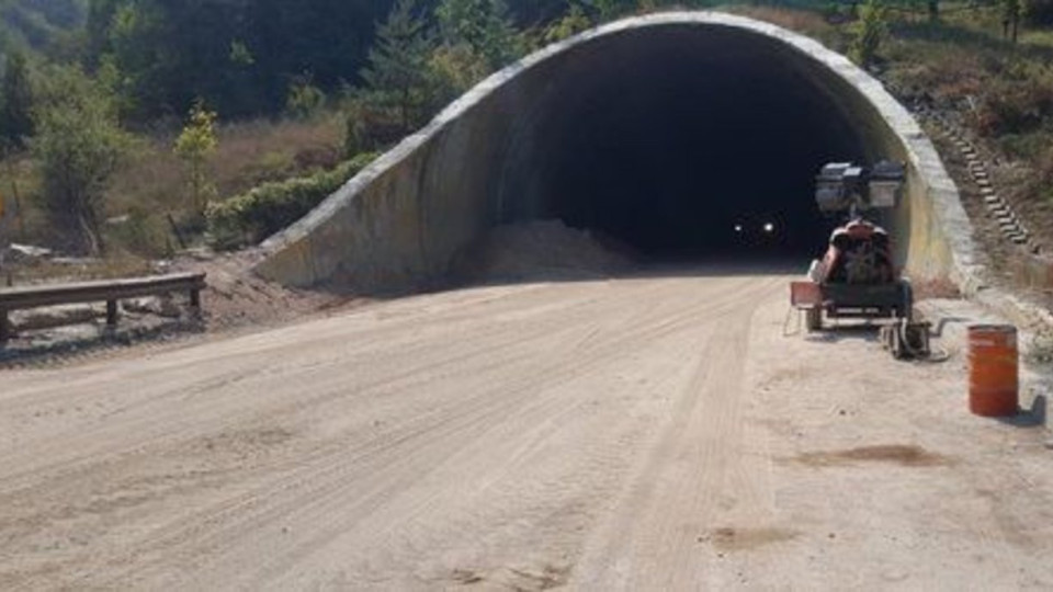 Паднали бетонни късове бавят ремонта на тунел "Ечемишка" | StandartNews.com