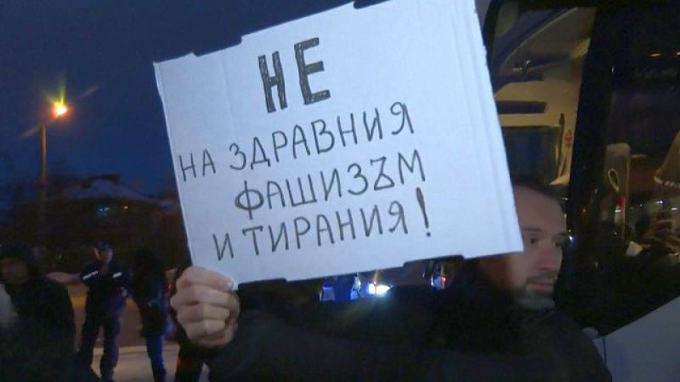 Костадинов подкара към София автобуси с протестиращи | StandartNews.com