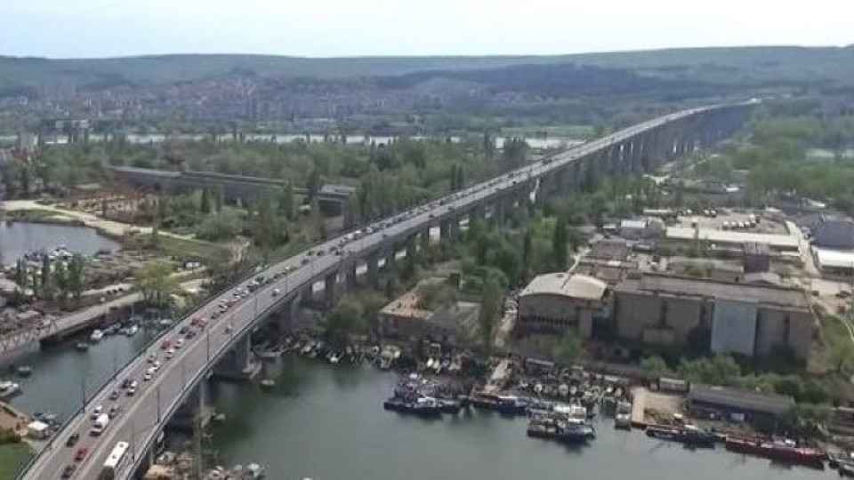Страшна драма във Варна. Аспаруховият мост се руши | StandartNews.com