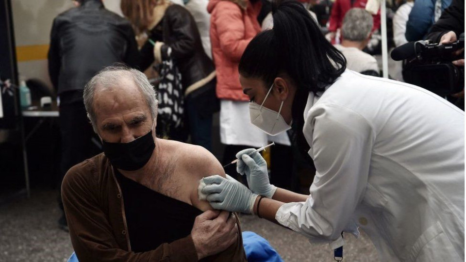 Гърция налага жестоки глоби на пенсионери без ваксина | StandartNews.com