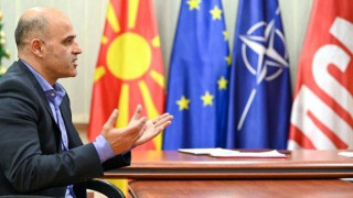 Новият кабинет в Скопие започва с визитата на Петков