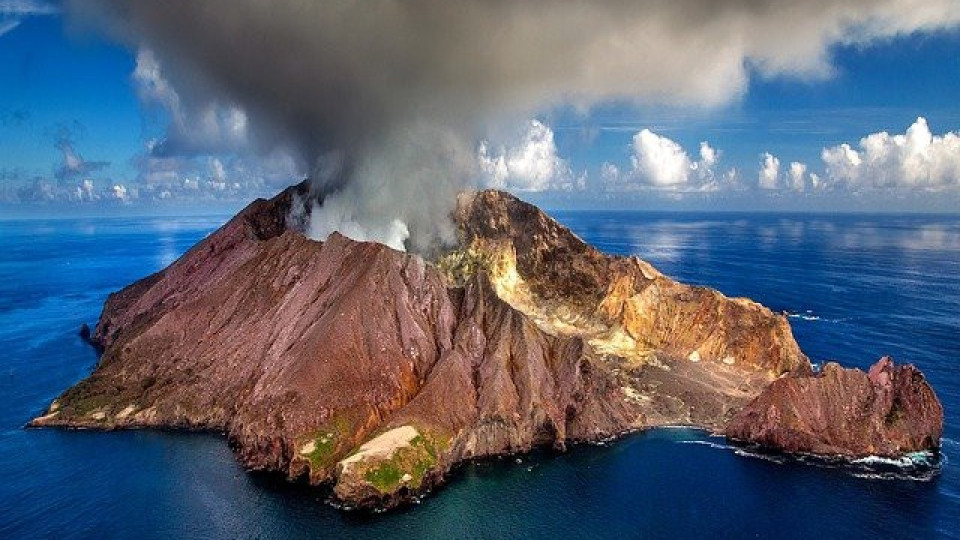 Огромен вулкан създава нов остров в Тихия океан | StandartNews.com