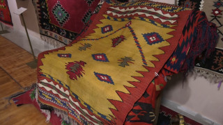 Семейство от САЩ дари чипровски килими от 18-и век на наш музей