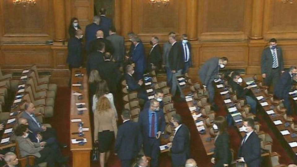 ГЕРБ напуснаха парламентарната зала при речта на Радев | StandartNews.com