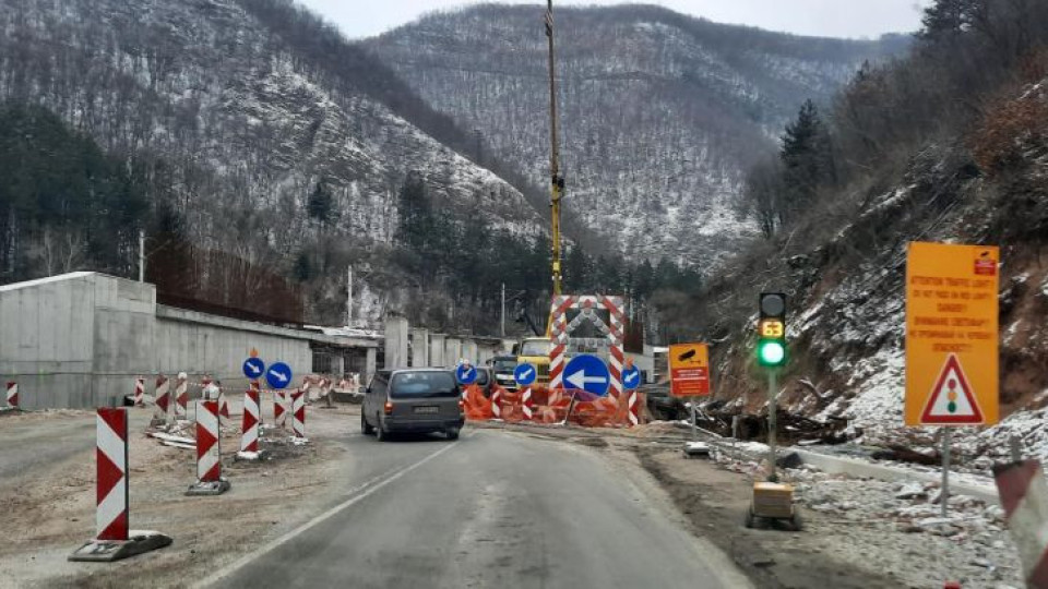 Гроздан Караджов наказва строителни фирми. Оплескали магистрала | StandartNews.com