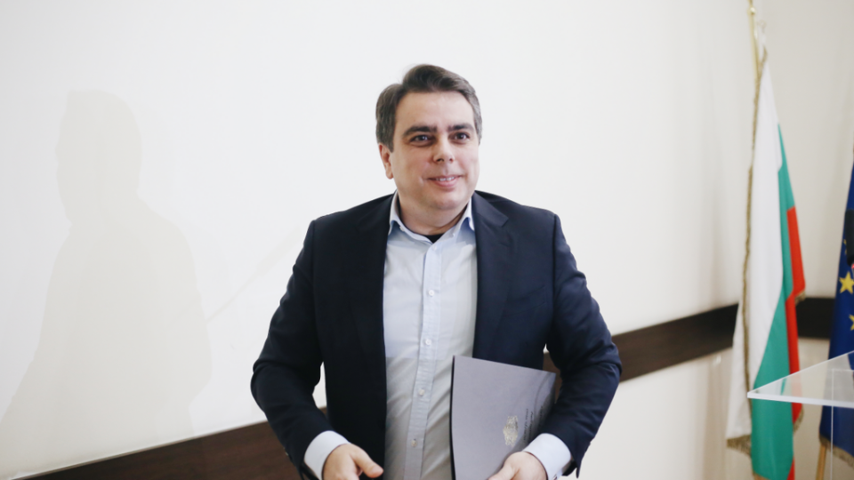 ГЕРБ бесни на Асен Василев - провалил им пътуванията | StandartNews.com
