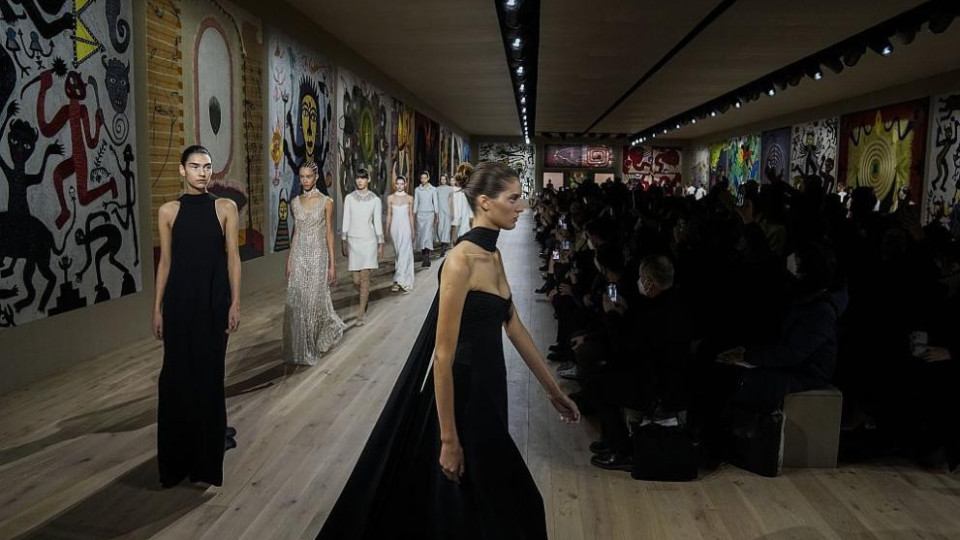 Бяло, сиво и бродерии - просто Dior | StandartNews.com