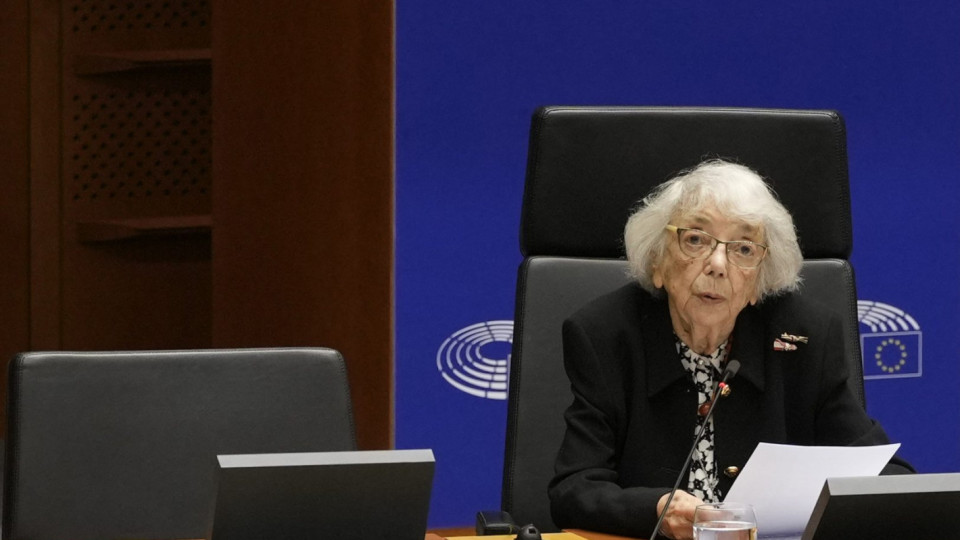100-годишна жена, оцеляла в Холокоста, попиля антиваксърите | StandartNews.com
