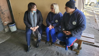 Нинова се появи неочаквано в оръжеен завод, с каква цел