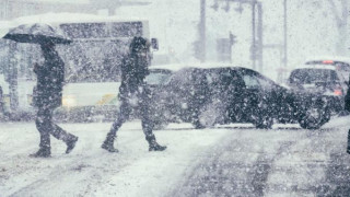 Снежна драма в половин България