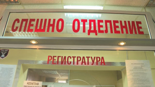 Жена умря на входа на болница заради формалности. Българите бесни