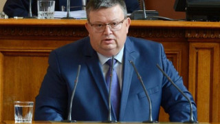 Скандал в парламента с оставката на Цацаров. Приеха ли я?