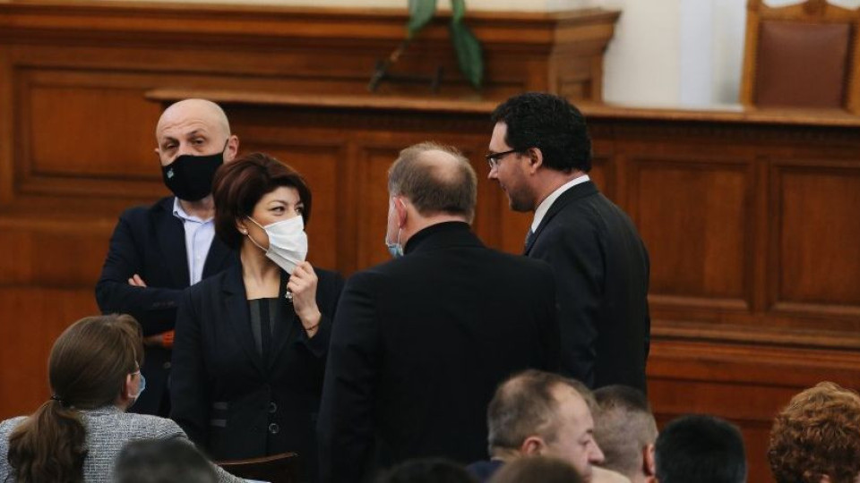 Депутатите бързо надянаха маските! Какво се случва в парламента? | StandartNews.com