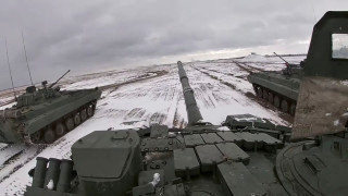 НАТО бие тревога: 30 000 руски военни преминаха границата