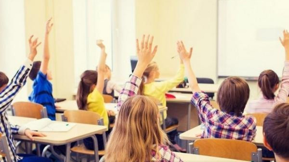 Къде учениците се връщат в клас, кои остават вкъщи (ТАБЛИЦА) | StandartNews.com