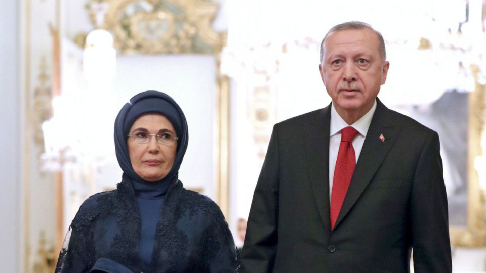 Проблем за Ердоган и съпругата му. Какво се случи | StandartNews.com