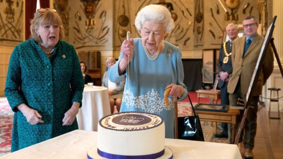 Елизабет ІІ си направи скромно парти. Защо сряза тортата? | StandartNews.com