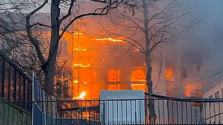 Кoшмарът от Нотр Дам се повтаря! Гори емблематичен музей в Париж