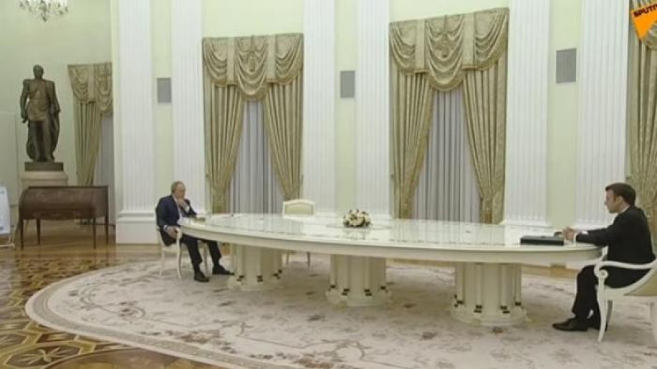 Защо Путин и Макрон преговаряха на 5 метра един от друг | StandartNews.com