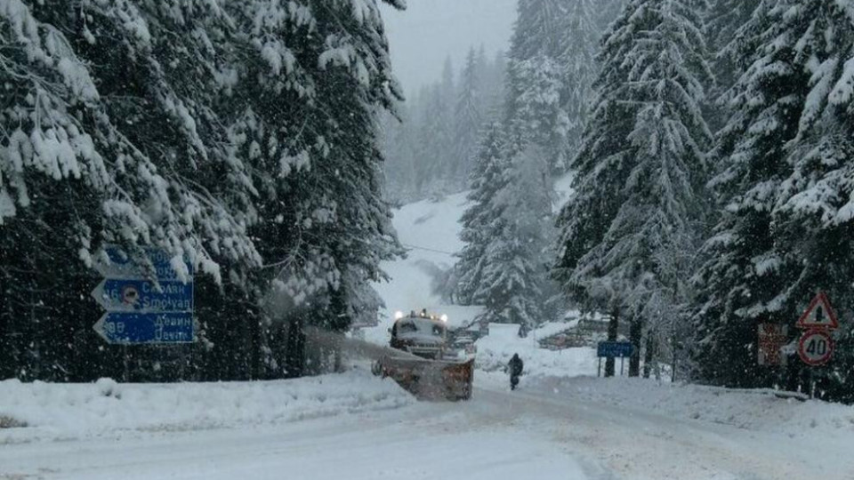 Снегът затвори Беклемето, спряха камионите през "Превала" | StandartNews.com