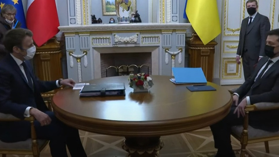 След императорската маса на Путин! Зеленски скри шапката на Макрон | StandartNews.com