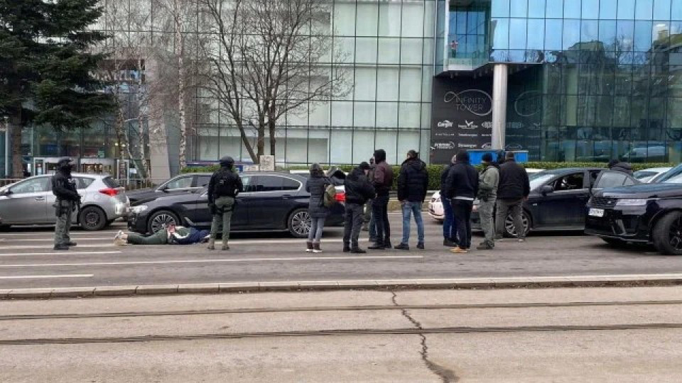 Полицаи с качулки окупираха бул. "България", какво се случва | StandartNews.com