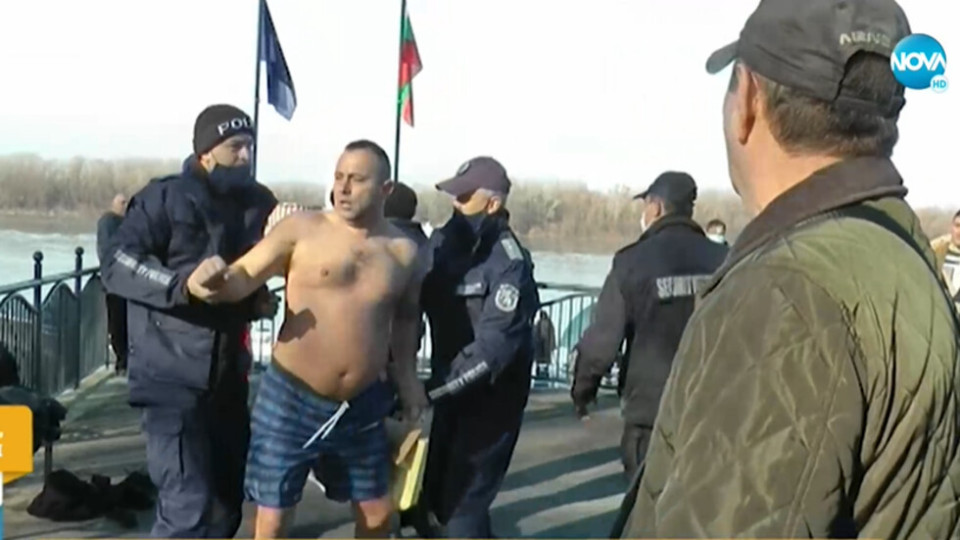 Абсурди: Брутално арестуваха мъж, скочил за кръста, той осъди МВР | StandartNews.com