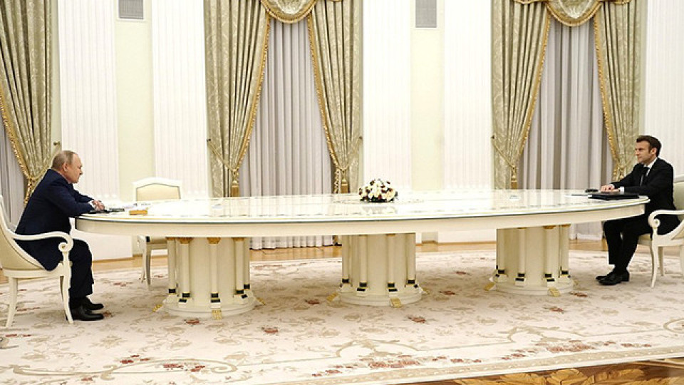 Няма такъв смях! И Борисов на 5-метровата маса на Путин (СНИМКИ) | StandartNews.com