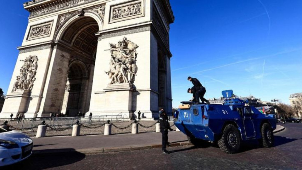 Конвоят влезе в Париж! Гонят с газ хората от „Шанз Елизе“ | StandartNews.com