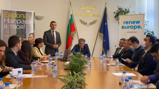 Карадайъ: Демокрацията е в риск