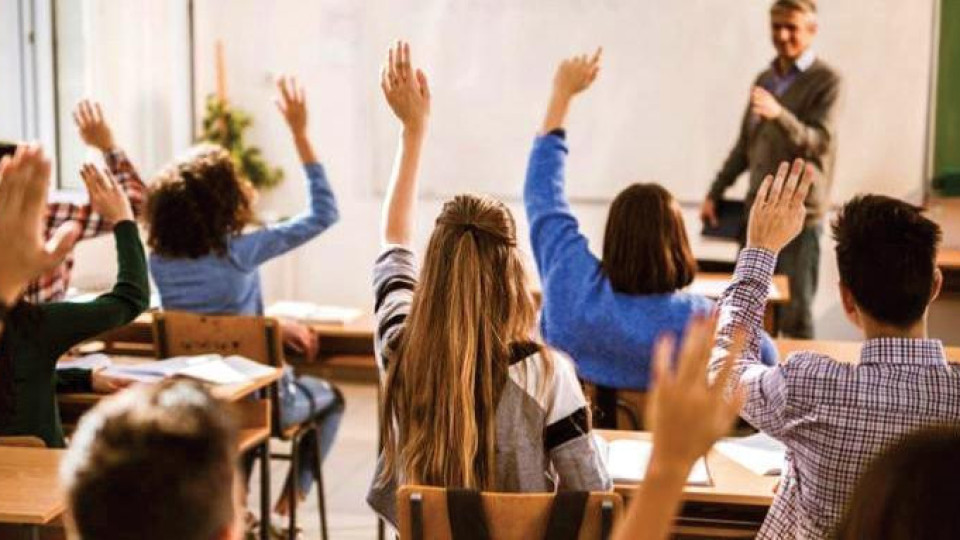 Изненада! Учениците се връщат в клас, но кой ще им преподава | StandartNews.com
