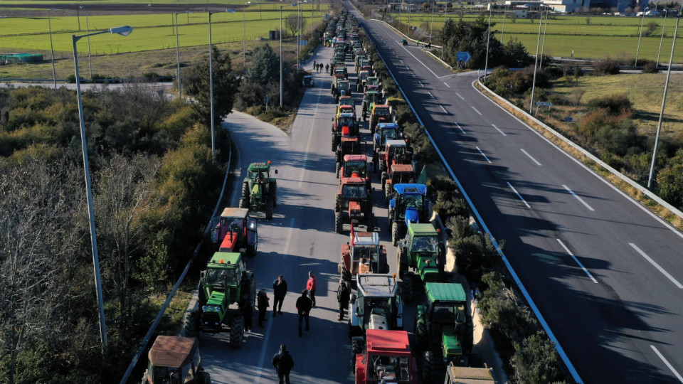 Трактори блокират магистралите в Гърция, какви са исканията им | StandartNews.com