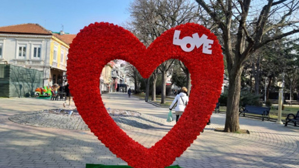 Красиво сърце от рози в центъра на Казанлък | StandartNews.com