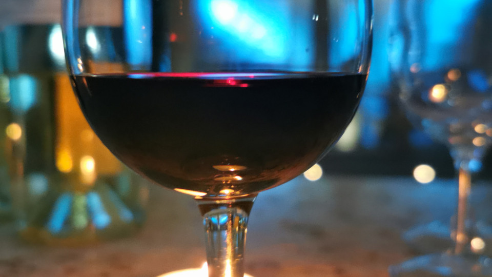 Някой се е почерпил за празника! 320 литра вино изчезнаха от склад | StandartNews.com