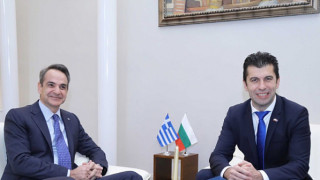 Кирил Петков пуска SMS-и на Мицотакис. Какво му пише?