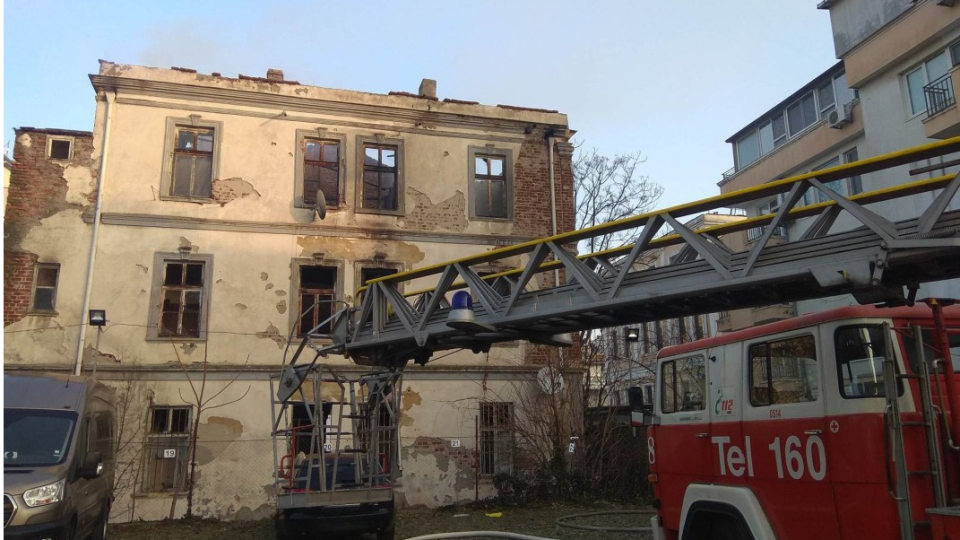 Пожарникари гасиха часове наред стара сграда, кои са подпалвачите | StandartNews.com