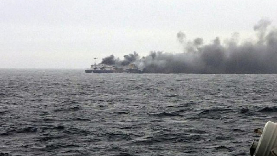 Двама българи блокирани на горящия ферибот. 10 пасажери изчезнали | StandartNews.com