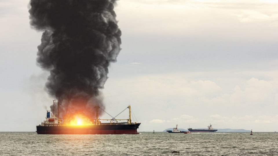 Пожарът на кораба още гори, 11 души са в неизвестност | StandartNews.com