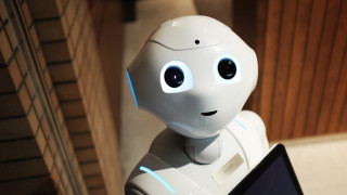 Проучване: Хората предпочитат да общуват с жени роботи в хотелите