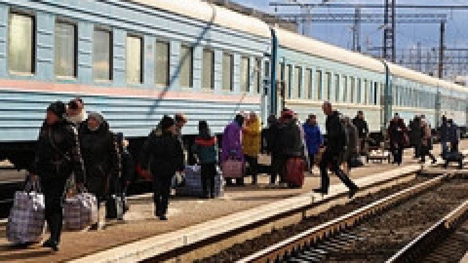 Първият влак с бежанци от Донбас пристигна във Воронеж | StandartNews.com
