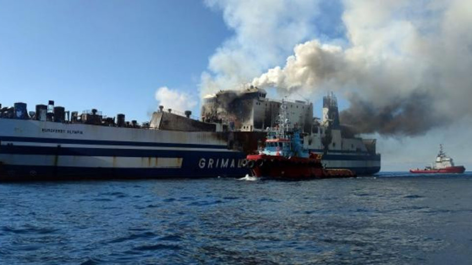 Още два трупа открити на горящия кораб, издирват 7 българи | StandartNews.com