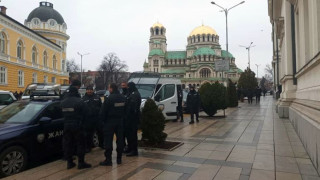 Полиция опаса парламента и МС, чакат хората на Костадинов